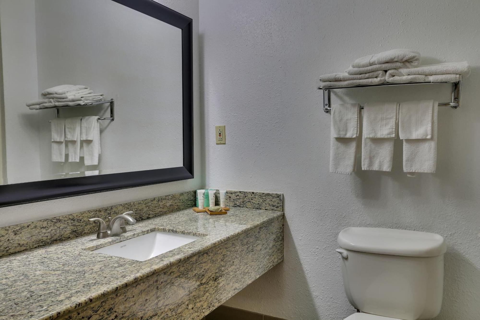 Country & By Radisson, Savannah Gateway, Ga Hotel