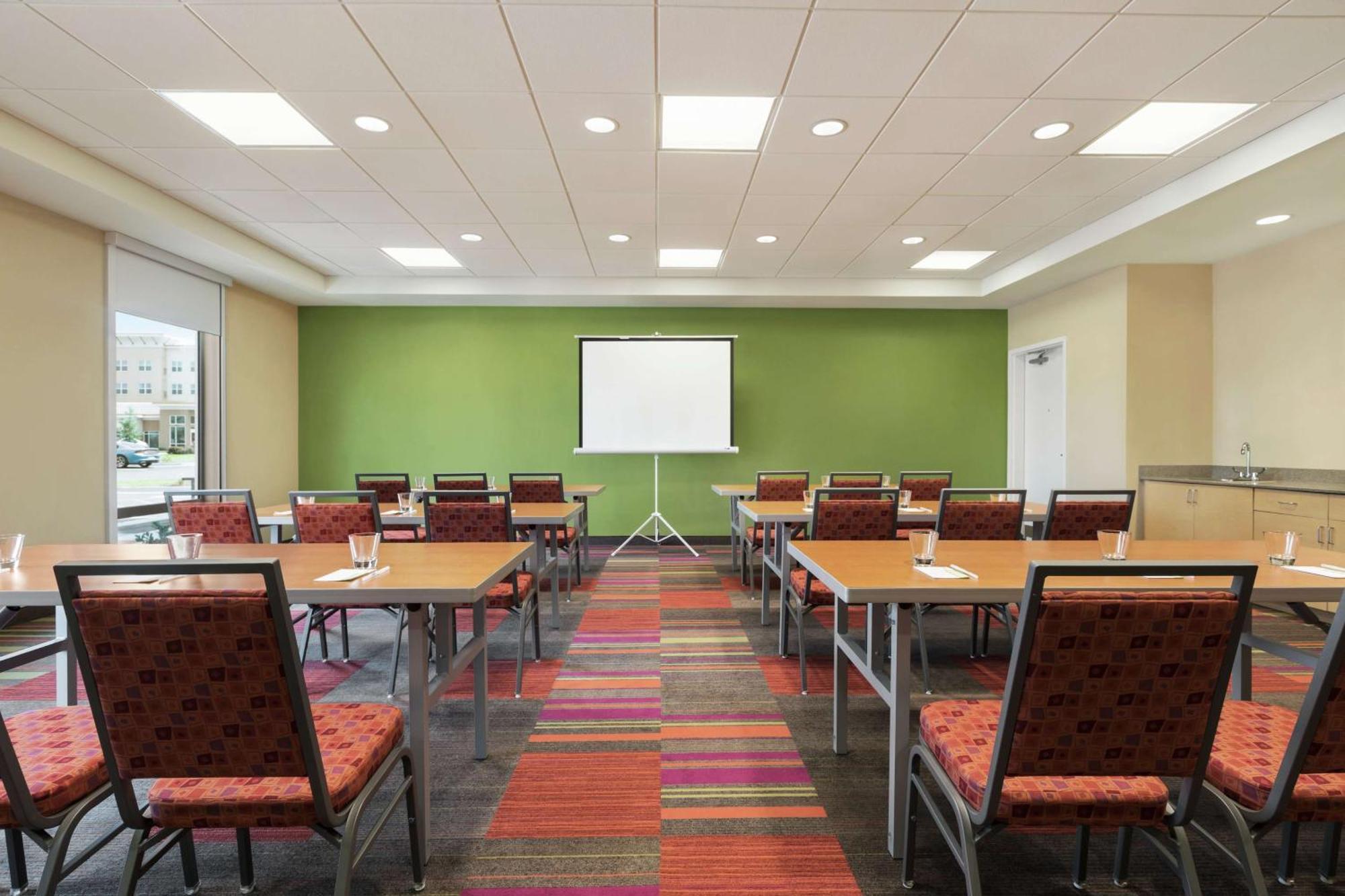 Hotel Home2 By Hilton Savannah Airport 3*