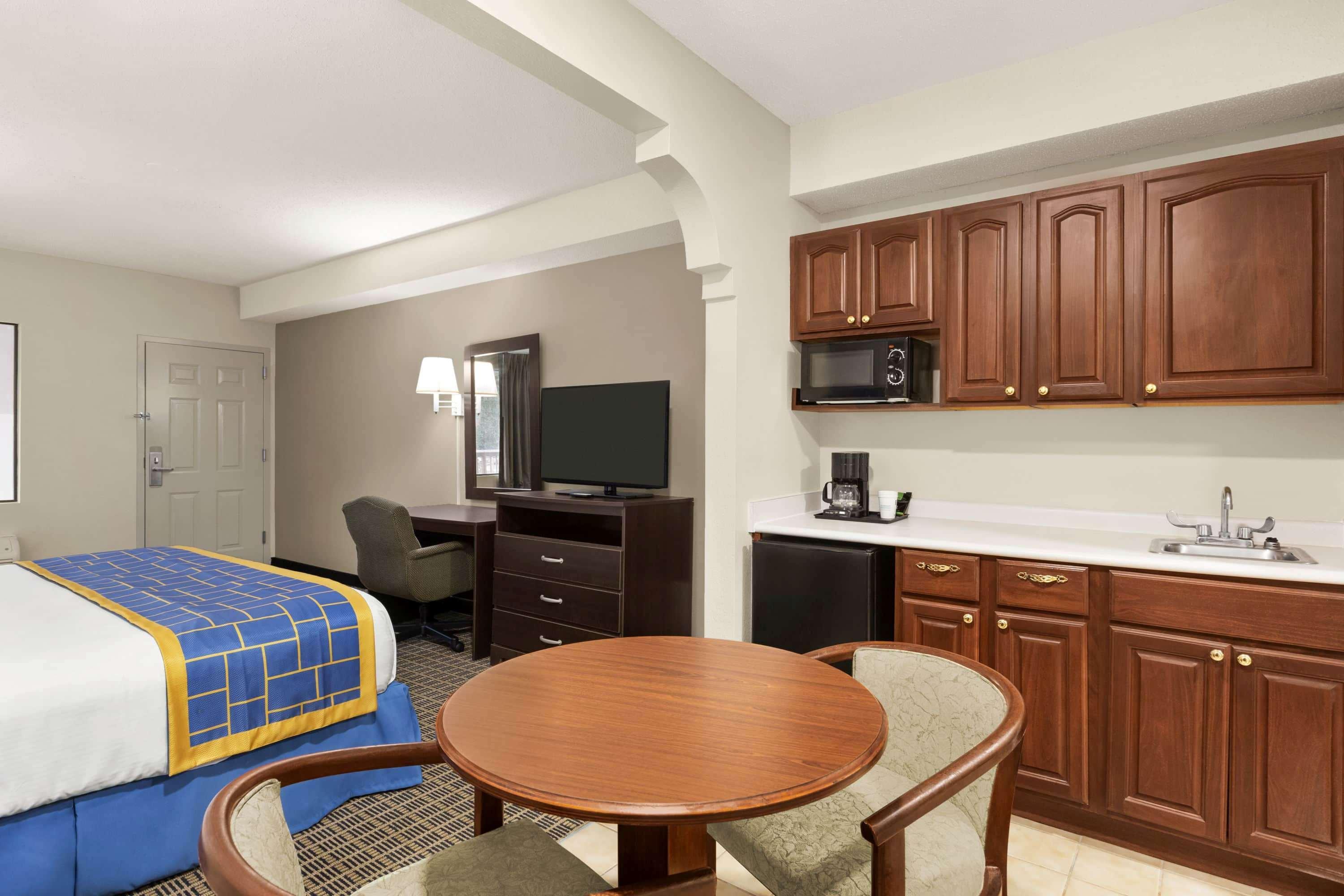 Days & By Wyndham Midtown