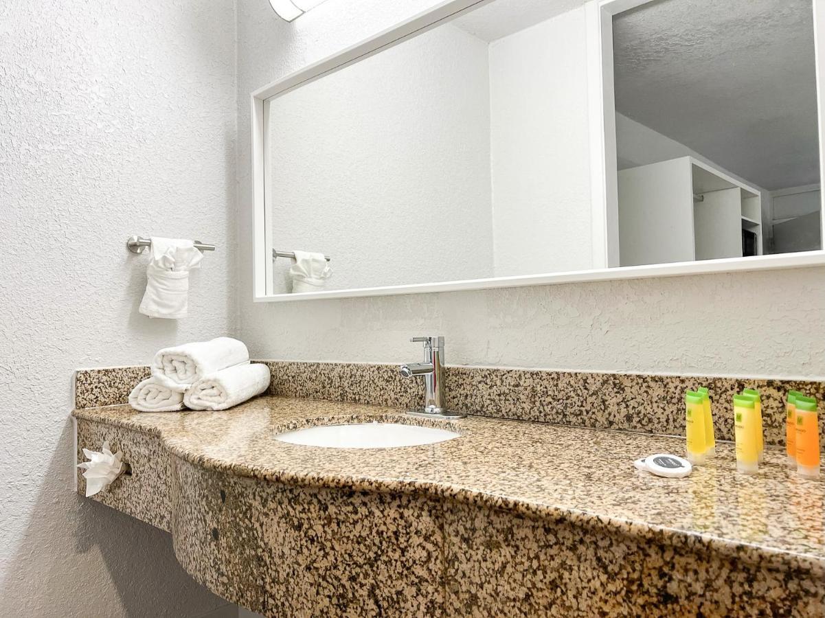 Oneway Savannah Hotel